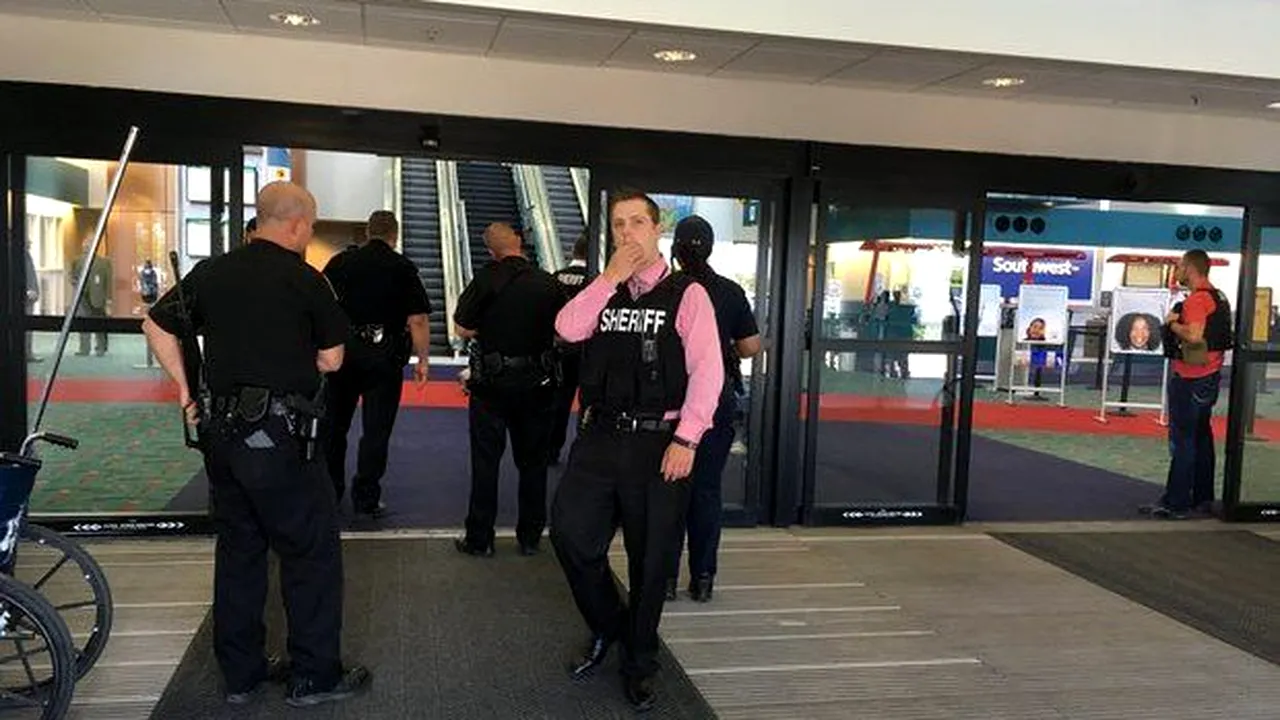 Un polițist, înjunghiat într-un aeroport din SUA, într-un posibil atac terorist