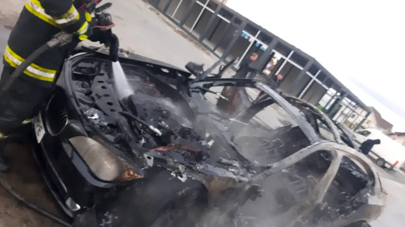 Incident în județul Sibiu. O mașină s-a făcut scrum după ce a luat foc în timp ce staționa