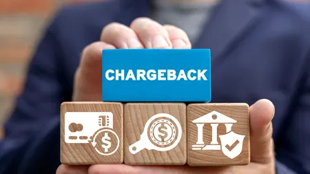 Cum să îți recuperezi banii plătiți cu cardul pe concediul eșuat. Cum poate banca să îți returneze suma