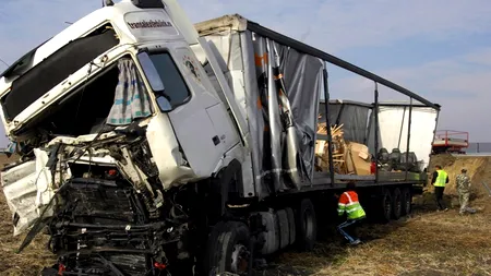 ACCIDENT pe AUTOSTRADA BUCUREȘTI-PITEȘTI. Un tir încărcat cu alimente s-a răsturnat și a luat foc