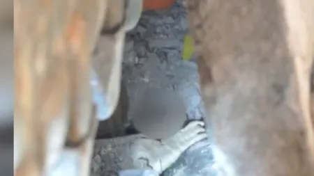 Imagini emoționante în China: o fetiță, salvată de sub un imobil prăbușit. Micuța de trei ani se afla în brațele părinților morți