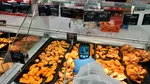 Ouă roșii oprite de la vânzare de comisarii ANPC, în Carrefour Mega Mall
