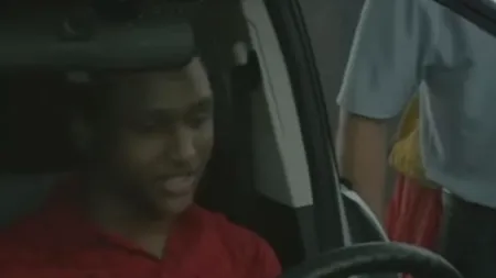 Un student a primit O MAȘINĂ de la șeful său, după ce a mers ZECI de kilometri în toiul nopții pentru a ajunge la muncă