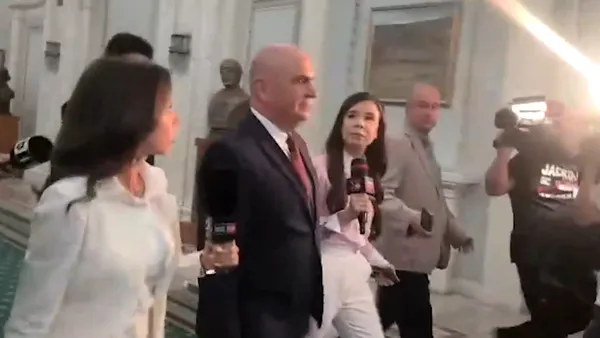 VIDEO | Ilie Bolojan a plecat din Parlament fără să mai răspundă la întrebări, după ce și-a susținut discursul de două minute la dineul de gală cu prilejul Anului Nou Evreiesc