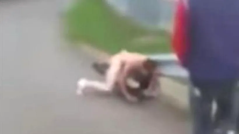VIDEO. Cine este tânărul lovit și agresat sexual de bărbatul care s-a dezbrăcat pe stradă, în Neamț