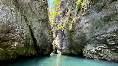Cu caiacul în PEȘTERA Topolnița și la 200 de trepte adâncime, spre cel mai mare GHEȚAR subteran din lume, la Scărișoara. Descoperă „România atractivă”