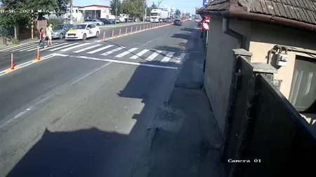 Pietoni loviți pe trecere de un taximetrist, în Făgăraș. Impactul a fost surprins de o cameră de supraveghere (VIDEO)
