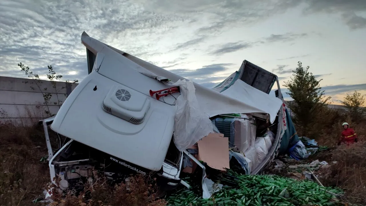 Un TIR a căzut într-o prăpastie din zona Porțile de Fier, de la o înălțime de peste 50 de metri. Șoferul nu a supraviețuit impactului