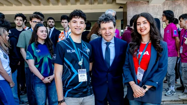 Nicușor Dan îi felicită pe elevii din lotul național de robotică, învingători la Campionatul Mondial „FIRST Tech Challenge” din SUA