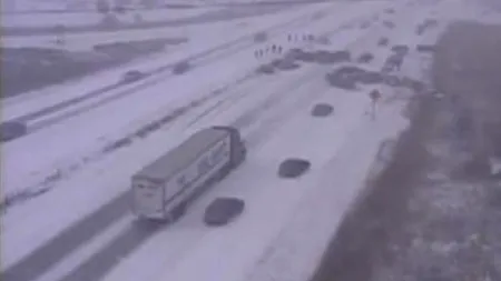 Accident în lanț pe A2. 20 de mașini implicate, o persoană a rămas încarcerată