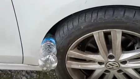 Dacă găsești o sticlă de plastic pusă astfel la roata mașinii, ai face bine să chemi poliția. Înseamnă că sunt pe aproape - VIDEO