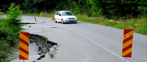 Circulația pe DN 10 Buzău-Brașov, oprită până luni dimineață din cauza unor alunecări de teren