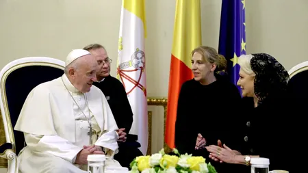 Cadoul lui Dăncilă pentru Papa Francisc: Un ceas și un album despre Biserica Romano-Catolică din România - FOTO / VIDEO 