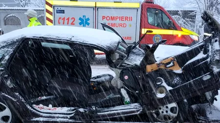 FOTO: Accident mortal la Malu Mare, județul Dolj: O mașină a intrat într-un utilaj de deszăpezire. O persoană a decedat și alte trei au ajuns la spital