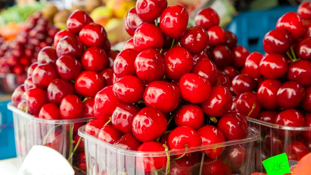 Ce a pățit un bărbat după ce a mâncat 2 kg de CIREȘE cu tot cu sâmburi. Chirurg: 