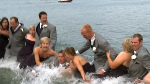 Nuntași la apă. Pontonul pe care se aflau s-a prăbușit în timpul ședinței foto. VIDEO