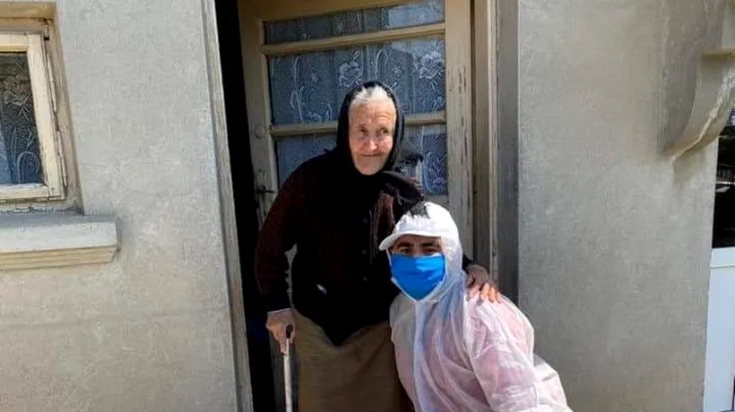 IMAGINI REVOLTĂTOARE: Un primar din Giurgiu îi îmbrățisează pe bătrâni, în timp ce le împarte alimente în sat