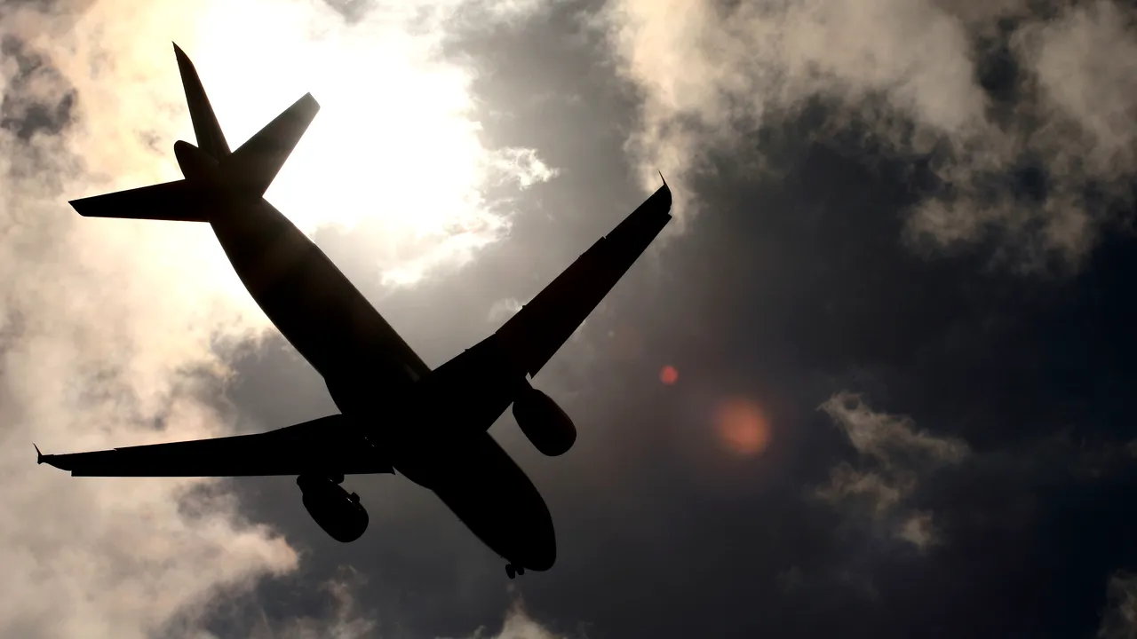 Și-au cumpărat bilete de avion, dar când au ajuns la aeroport li s-a spus că zborul nu există. Povestea „avionului fantomă