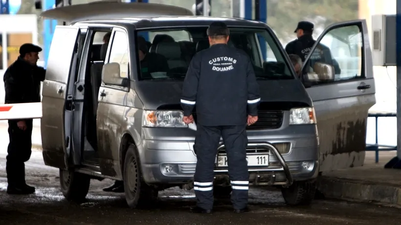 Copii ascunși sub bancheta unei mașini pentru a fi scoși ilegal din țară, descoperiți de vameși la Nădlac