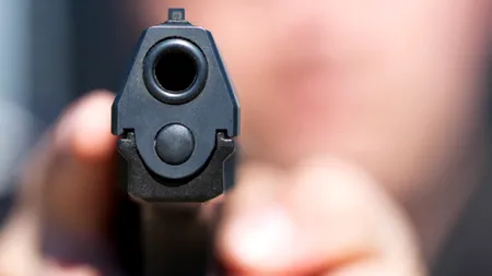Un bărbat care a furat o mașină dintr-o benzinărie din Giurgiu și a fost oprit de Poliție cu șase focuri de armă