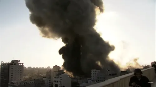 Bombardarea unei clădiri din Fâșia Gaza, surprinsă în timpul unei transmisiuni live | VIDEO
