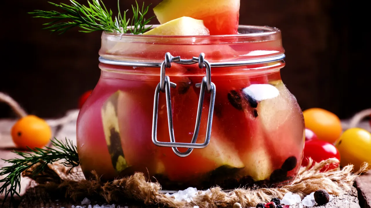 Cea mai simplă rețetă de pepeni murați. E un deliciu pentru perioada de iarnă