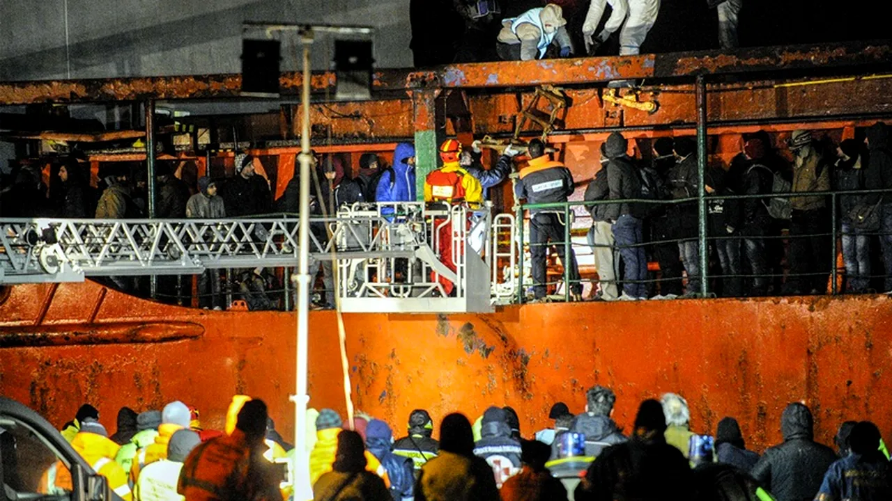 Nava cu 900 imigranți sirieni, al cărei ultim proprietar era din România, a ajuns în Italia pe PILOT AUTOMAT. Pasagerii au plătit câte 4.500 de euro