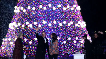 Barack Obama a aprins luminițele bradului de Crăciun, vineri, la Washington