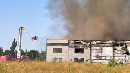 Avertisment RO-Alert: Incendiu de proporții în Mogoșoaia cu degajări masive de fum. O hală de 2000 metri pătrați arde în integralitate. Intervin 15 autospeciale
