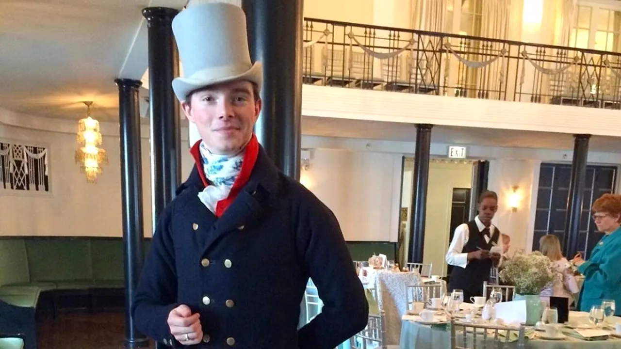 Blocat în timp sau doar un mod de viață: Cum a ajuns un tânăr să se îmbrace doar cu haine de epocă - FOTO