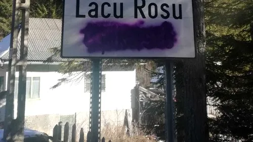 Inscripțiile în maghiară de la intrările în Gheorgheni și Lacul Roșu, acoperite cu vopsea/ Reacția UDMR: O provocare împotriva comunității maghiare