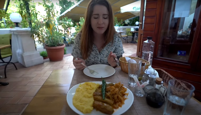 Cum a REACȚIONAT turista britanică din imagine, după ce a mâncat sarmale cu mămăliguță în România: „Au gust de...”