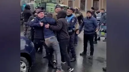 VIDEO | Incidente la protestul fermierilor din Târgu Mureș. Un bărbat s-a îmbrâncit cu jandarmii