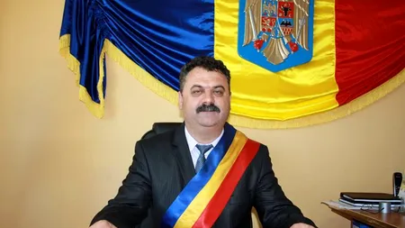 De tot RÂSUL! Un primar a fost prins că FURA la o dezbatere ANTICORUPȚIE. A plecat acasă cu PERIA de curățat pantofii