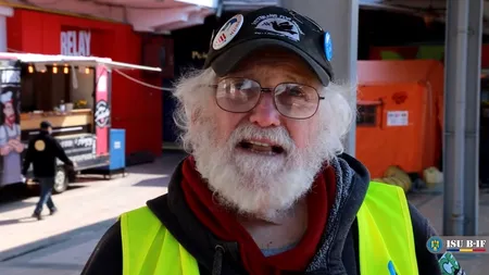 VIDEO | Voluntar octogenar american în Gara de Nord: Iubesc România! Oamenii de aici dau, dau, dau, dau, dau mereu tot și refugiații apreciază asta, sunt sigur!