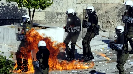 Bancheri eleni: Creditele neperformante pun în pericol viabilitatea sistemului financiar din Grecia