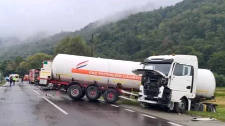 UPDATE: Cisterna care s-a ciocnit cu un TIR pe Valea Oltului aparține firmei care deține stația GPL care a explodat la Crevedia