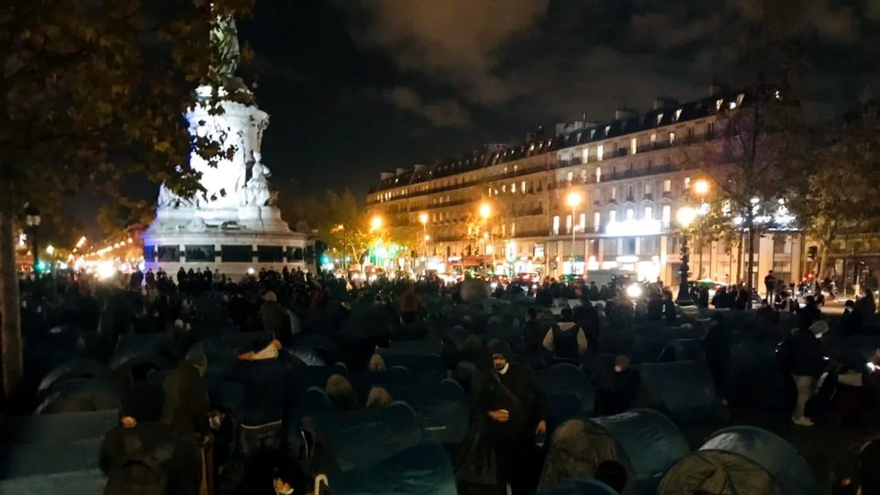 Lupte de stradă în Paris! Migranții, în corturi pe străzile celui mai frumos oraș din Europa – VIDEO