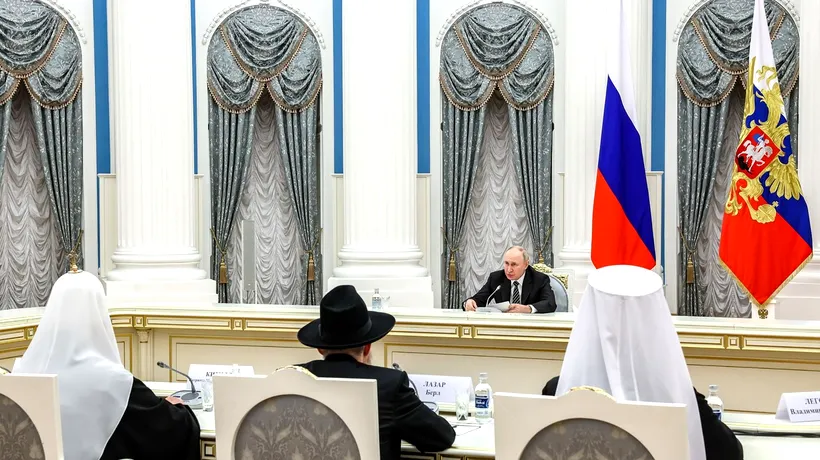 FOTO | Noua masă „de distanțare socială” a lui Putin, devenită virală: „Pur și simplu strigă la el?”