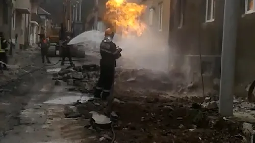 Incendiu la o conductă de gaz din Reșită: Mai multe echipaje au intervenit pentru stingerea focului și evacuare  persoanelor - VIDEO 