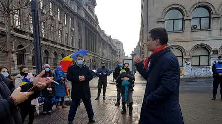 Protest în Piața Universității. Câteva zeci de persoane au cerut, duminică, redeschiderea școlilor (VIDEO)