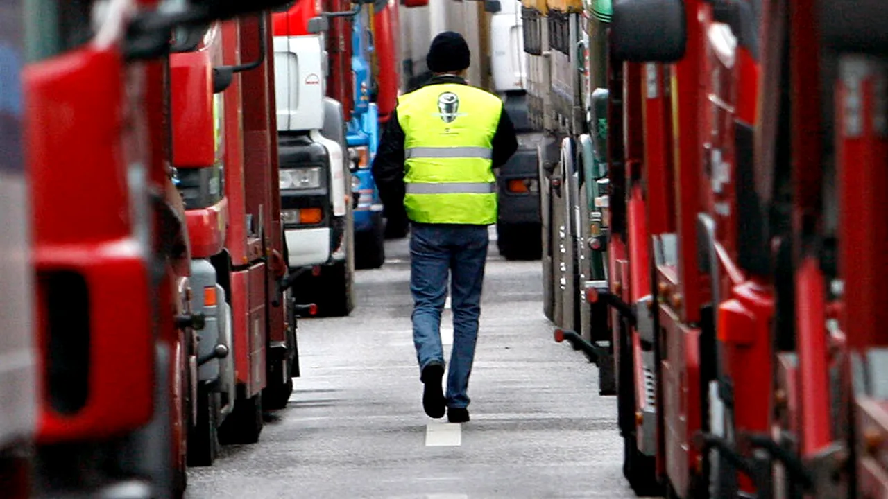 Transportatorii rutieri de mărfuri vor opri luni activitatea, pe termen nedefinit