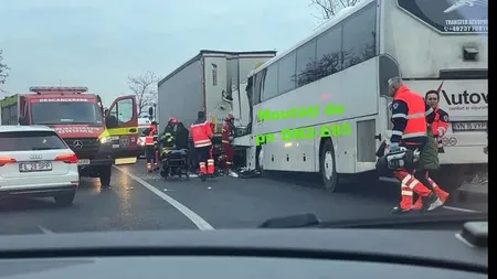 ACCIDENT între un autocar şi un autotren în localitatea Coşereni. PLANUL ROȘU de intervenție a fost activat! / Ce se întâmplă cu persoanele implicate