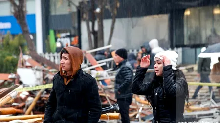 FOTO&VIDEO - Dezastrul din Turcia în imagini. Clădiri transformate în moloz, oameni disperați, mii de răniți și sute de decese. Un jurnalist a surprins în direct cel de-al doilea seism