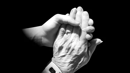 Gestul emoționant făcut de un îngrijitor român în Italia, la moartea unei bătrâne: 