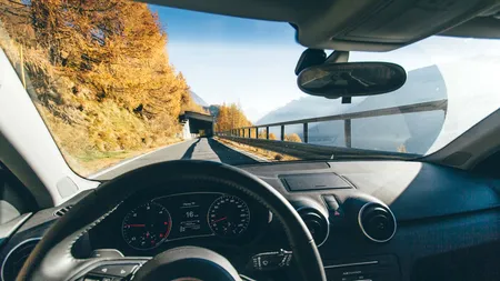 Regula neștiută de mulți șoferi, dar care poate salva VIEȚI. Expert în conducere defensivă: 