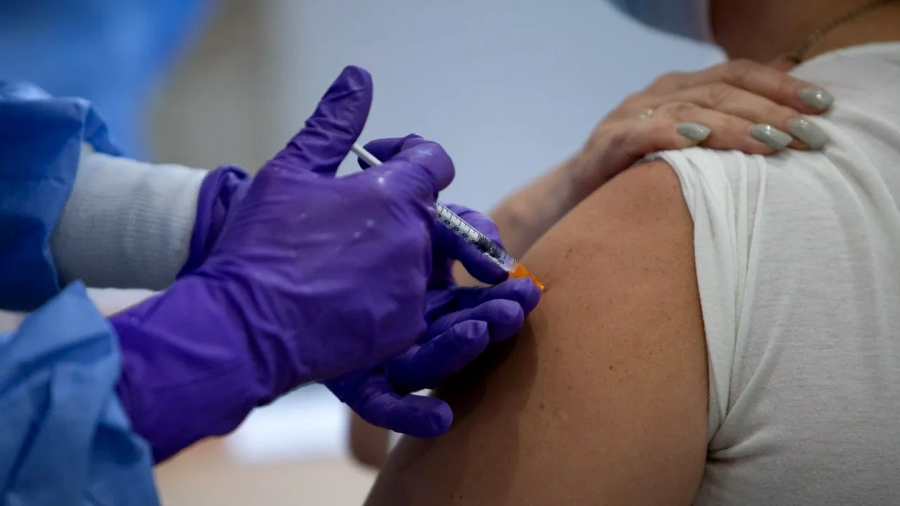 A patra extragere la Loteria Vaccinării va avea loc duminică, 24 octombrie 2021. La ce oră poți afla numerele de ordine câștigătoare