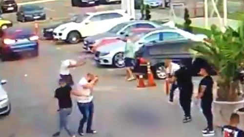 Imagini violente de la scandalul din parcarea unui club din Mamaia / Un bărbat a tras cu pistolul în aer, un altul a fost rănit