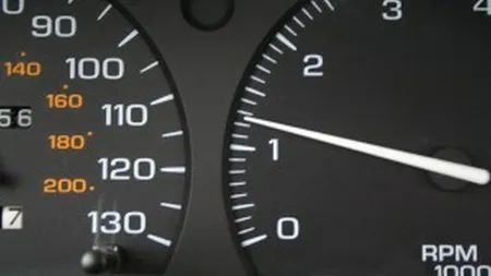 Toți șoferii trebuie să știe asta. Ce se întâmplă dacă lași mașina cu motorul pornit atunci când staționezi