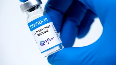 Pfizer și Guvernul României, dați în judecată de o româncă! Femeia susține că ar fi luat o boală pe viață de la vaccin / Daune de un milion de euro